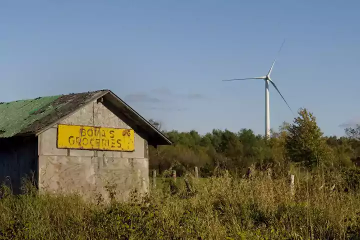 Clinton wind turbine with barn
