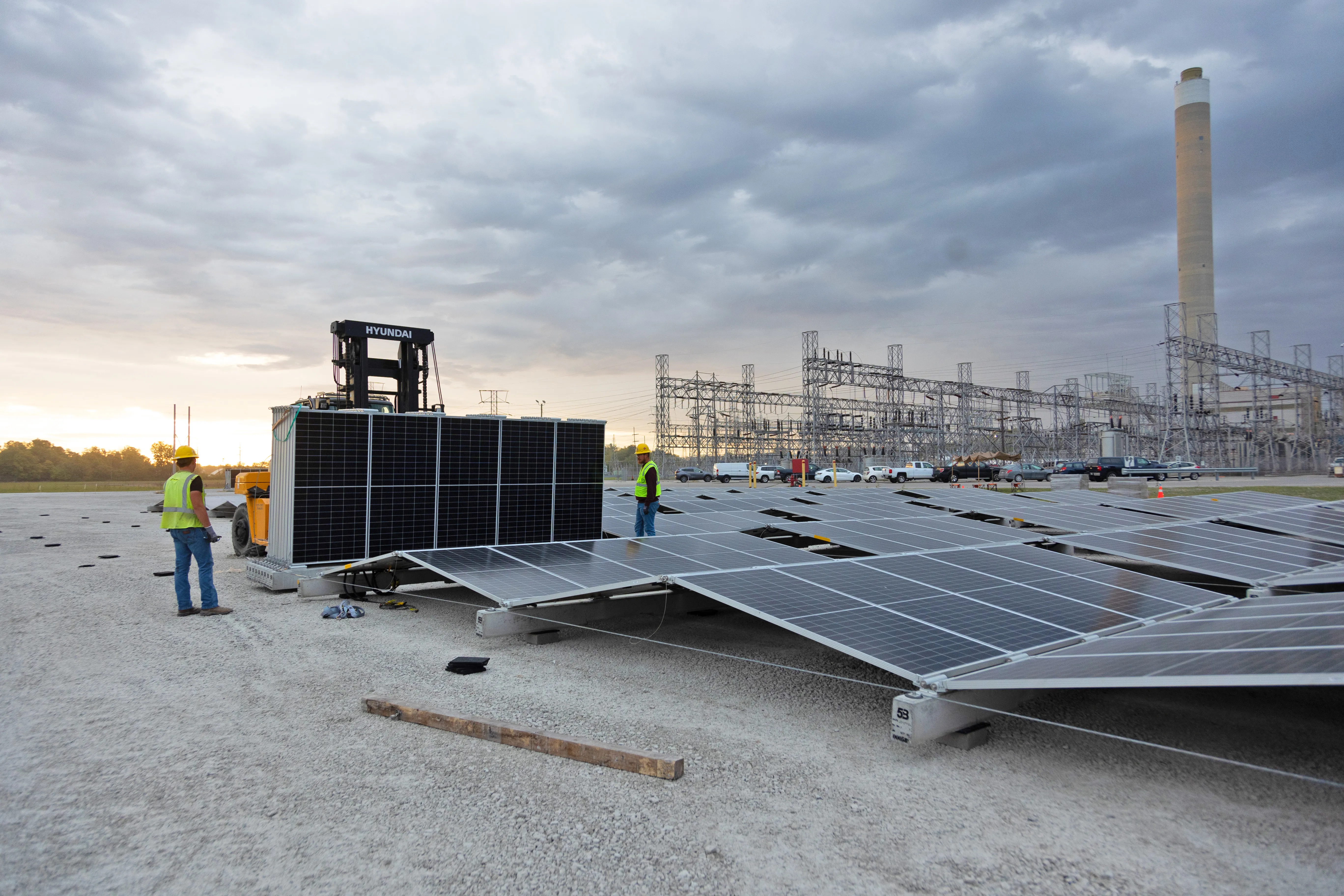 workers-installing-solar-panels-at-power-plant.jpg 